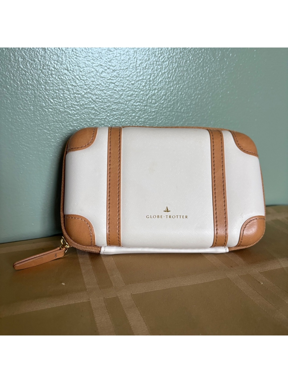 Globe-Trotter amenity pouch White and tan first class case